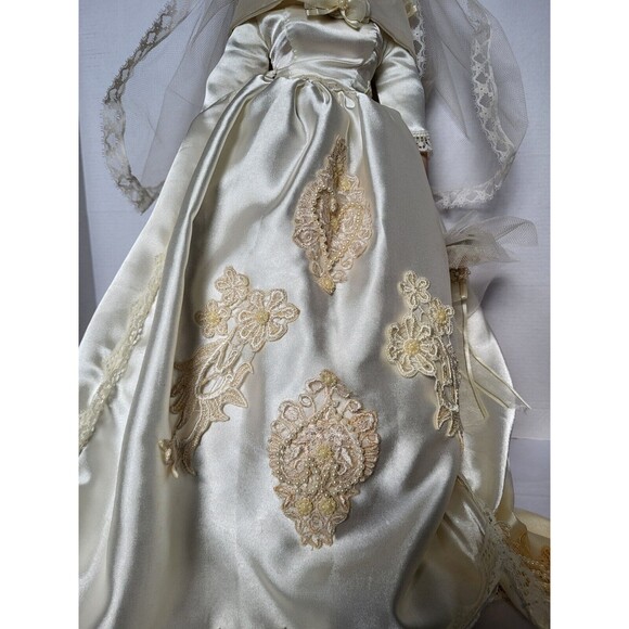 Cracker Barrel American Classic Collection Porcelain Bride Doll Abigail 22” - Picture 4 of 16